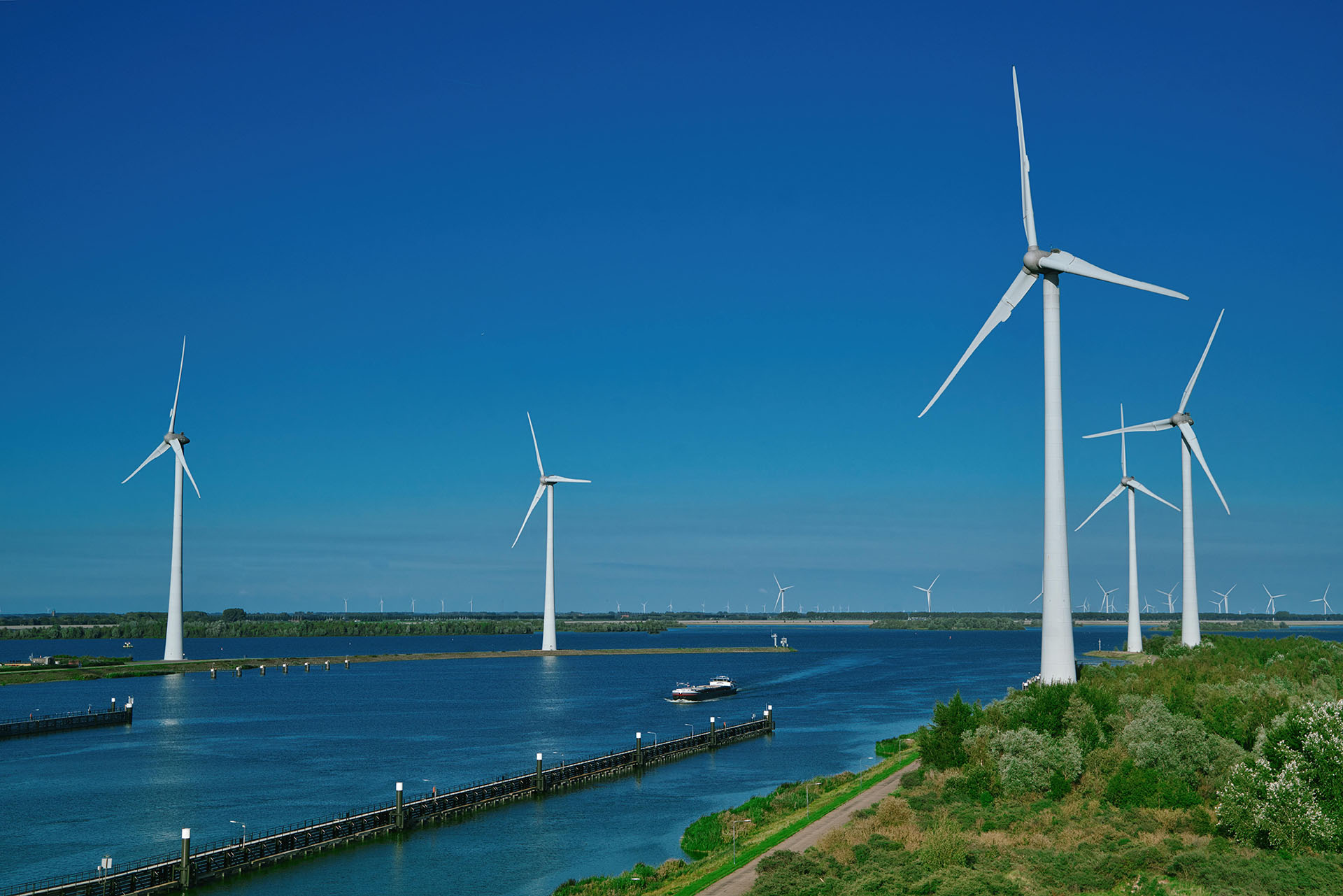 2024工力電氣參與國(guó)家投貴州威寧么站風(fēng)光互補(bǔ)風(fēng)電場(chǎng)項(xiàng)目35KV電纜分支箱及35KV電纜隔離開關(guān)箱生產(chǎn)制作，得到用戶的一致肯定及好評(píng)，送電順利完成。
